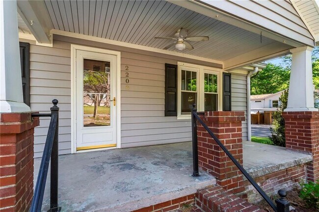 Foto del edificio - 2208 Forrest Pl NW