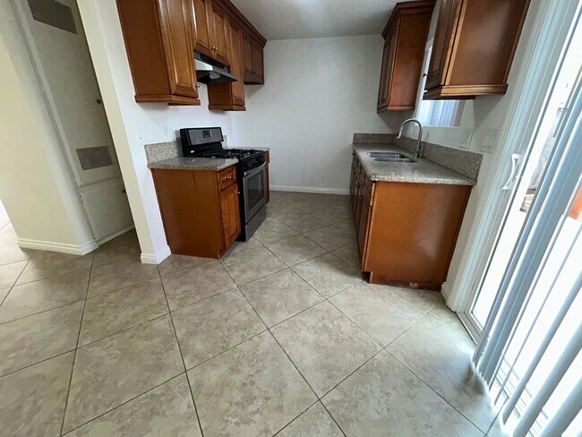 Foto del edificio - Spacious 2bed 1.5bath Apartment for Rent in Huntington Beach