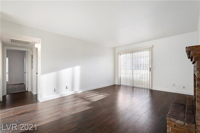 Foto del edificio - 3749 Carlyle Dr