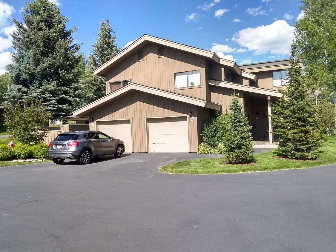 Foto principal - 9-10 month Lease -3bd/2.5ba Fully Furnishe...