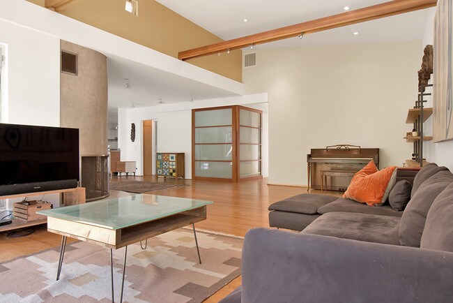 Foto del edificio - 8245 Kirkwood Dr