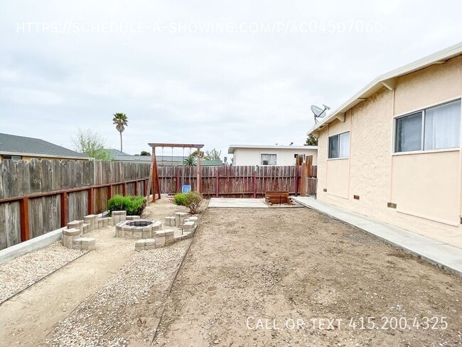 Building Photo - 1615 Flores St