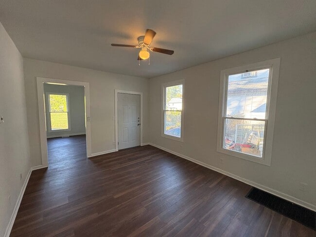 Building Photo - Three bedroom one bathroom home for rent