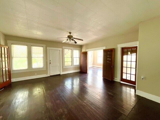 Foto del edificio - 810 W Magnolia Ave