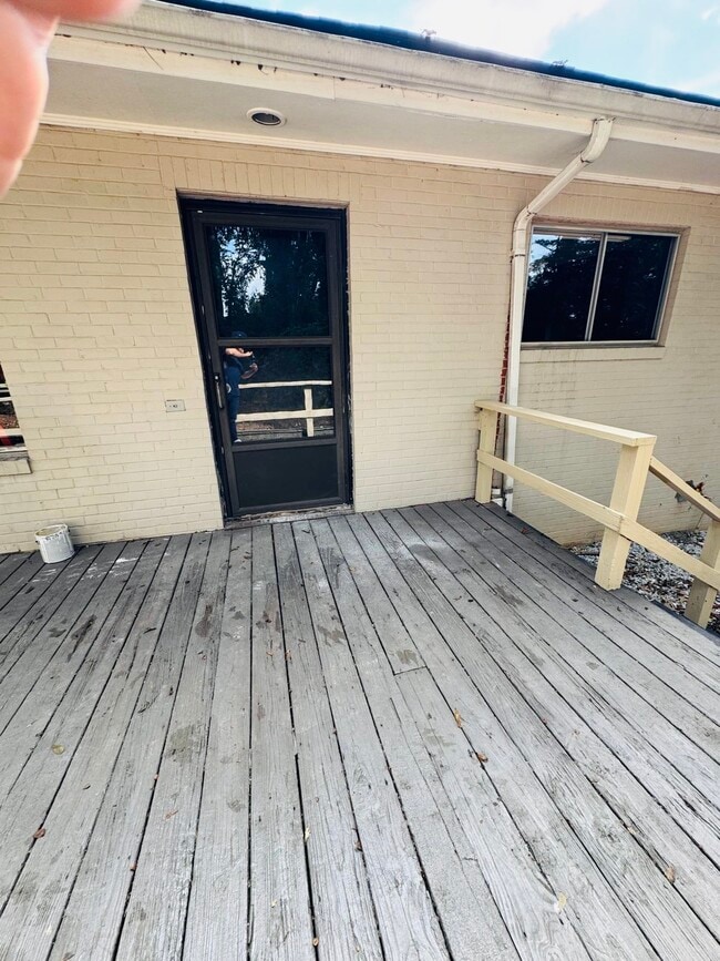 Building Photo - 1112 Riverside Ter
