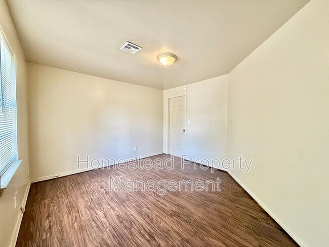Foto del edificio - 444 1/2 E Babb Dr