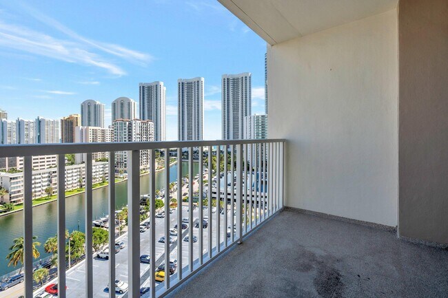 Foto del edificio - 300 Bayview Dr