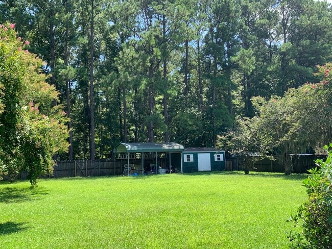 Building Photo - 3 bed plus Bonus Room/4th bedroom & fenced...