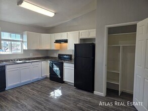 Building Photo - 465 W Ivyglen St