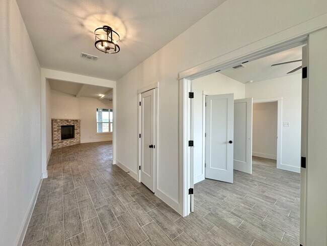 Foto del edificio - Viewable Now By Appointment!