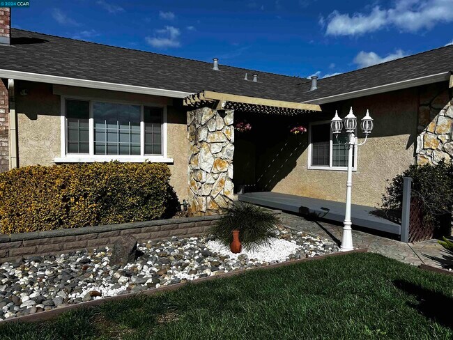 Building Photo - 758 Sequoia Dr