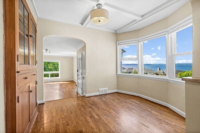 Foto del edificio - Charming Beach Drive Craftsman w/ AC and V...