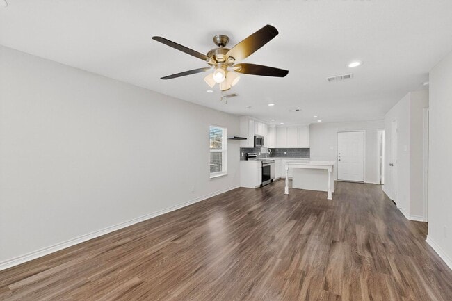 Foto del edificio - Bright Corner Lot Home with Open Living and Island Kitchen