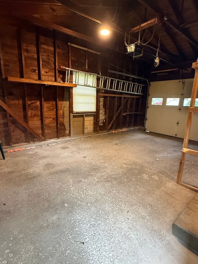 Building Photo - Fully Remodeled 3 bedroom House