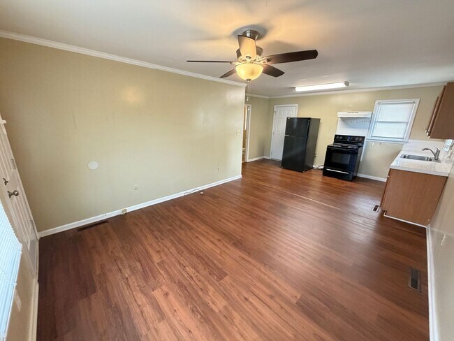 Building Photo - 1bed/1ba duplex downtown Landis very Nice condition