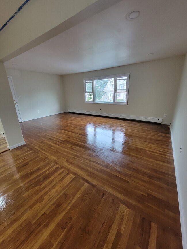 Livingroom - 648 Gregory Ave