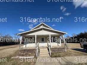 Building Photo - 920 E 10th St