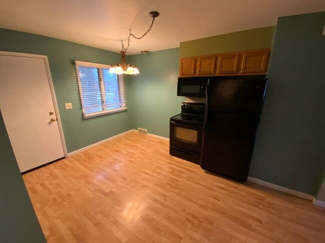 Building Photo - 320 Center Ave