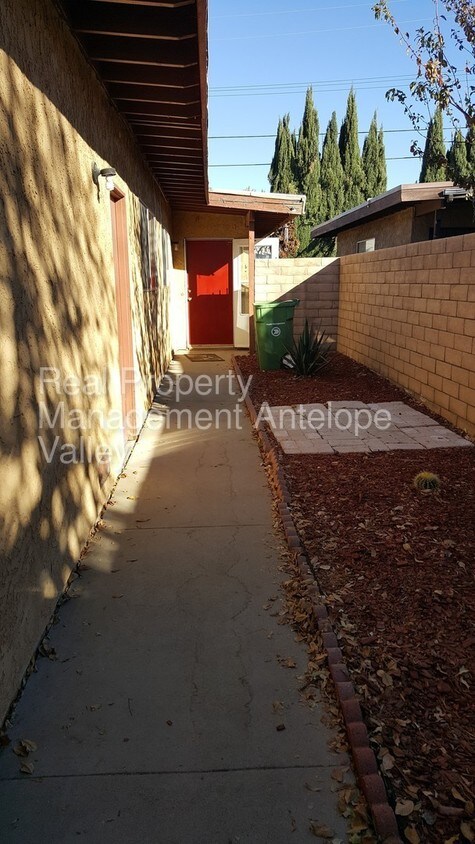 Primary Photo - 445 E Lancaster Blvd