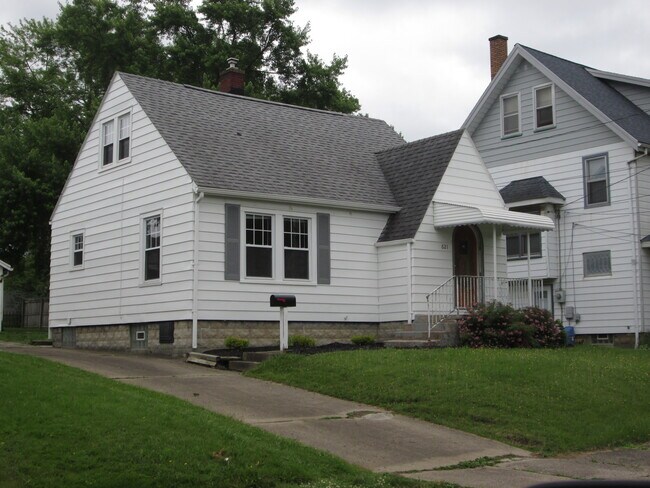 Building Photo - 621 Lawrence Ave.