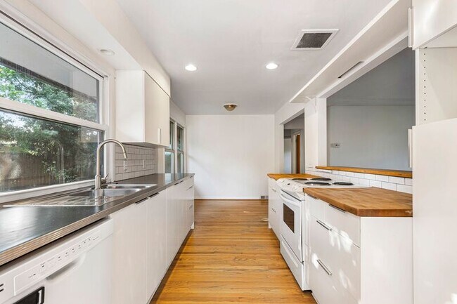 Photo - 5546 SE Holgate Blvd House