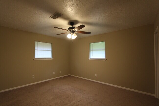 Foto del edificio - 132 Woodland Dr