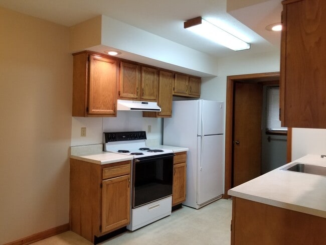 Building Photo - 3 bed 1.5 bath home available July 15th.