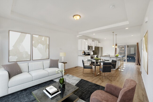 Sala de estar del nivel principal prácticamente en escena - 6153 Ashmore Ln