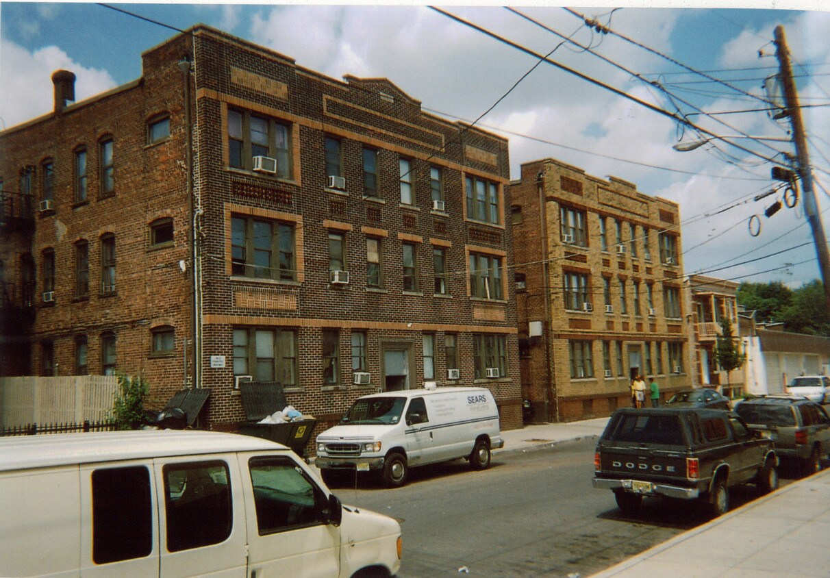 Primary Photo - 187 Grove St