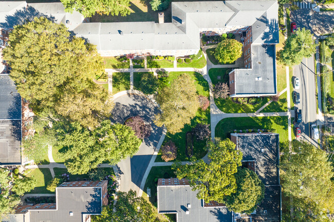 Building Photo - Roslyn Gardens