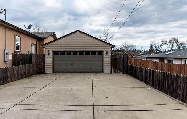 Building Photo - 4790 Fall St