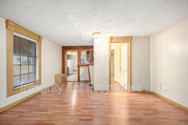 Building Photo - 618 N 11th St