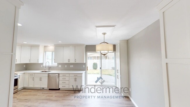 Foto del edificio - 739 SE Landen Drive *Two car garage & Fenc...