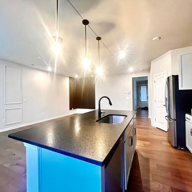 Building Photo - ** MOVE -IN SPECIAL! $500 off the first month's rent if approved application received by 06/30/20...