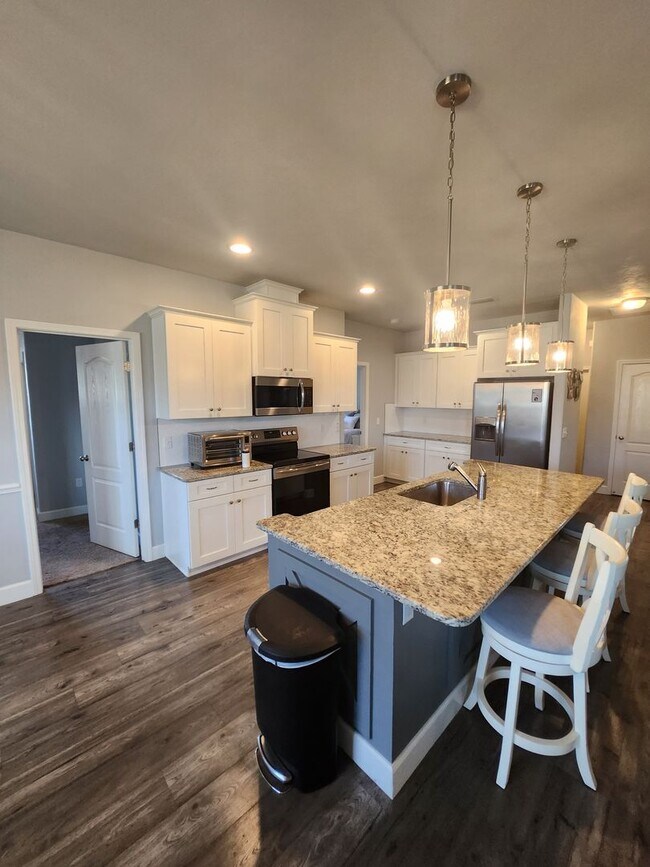 Foto del edificio - 4 Bedroom 3 bath home with fenced in backyard