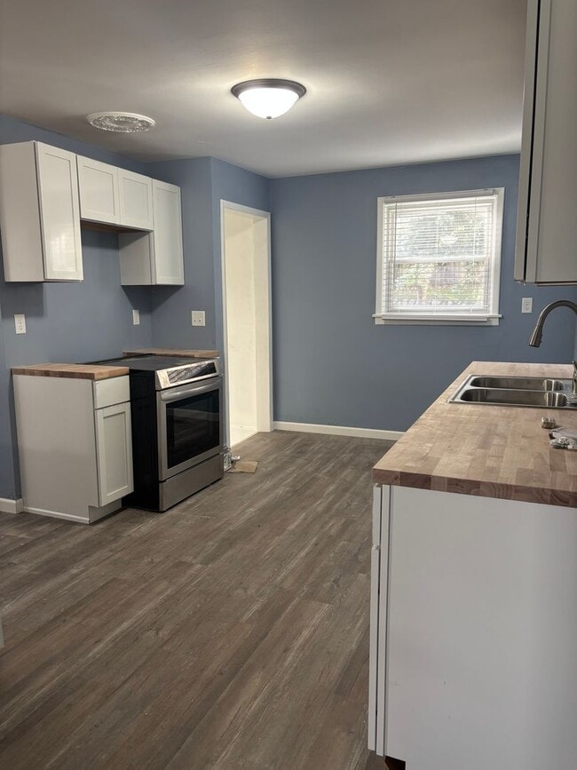 Building Photo - 2 Bedroom Home