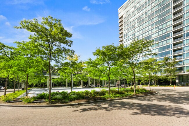 Foto del edificio - 9715 Woods Dr