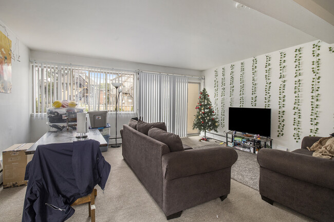 Building Photo - 1327 Wilmot St