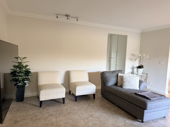 Building Photo - 408 E Civic Center Dr