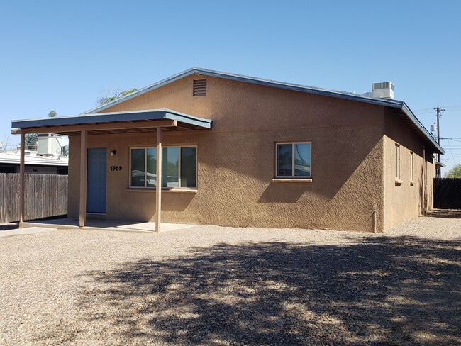 Building Photo - 1409 E Elm St