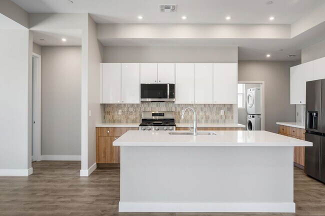 Building Photo - 1318 Rockwood Dr