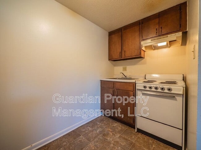 Building Photo - 1121 N College Dr