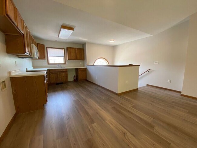 Foto del edificio - $1,750 | 3 Bedroom, 2 Bathroom DUPLEX | NO...