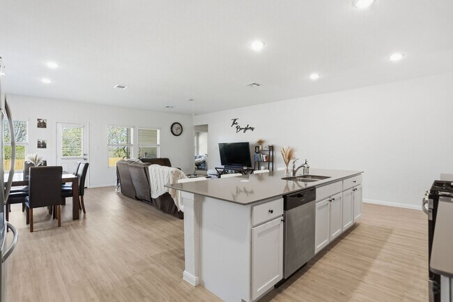 Foto del edificio - New Construction 3 bed 2 bath home available near Lackland AFB! Move in January!