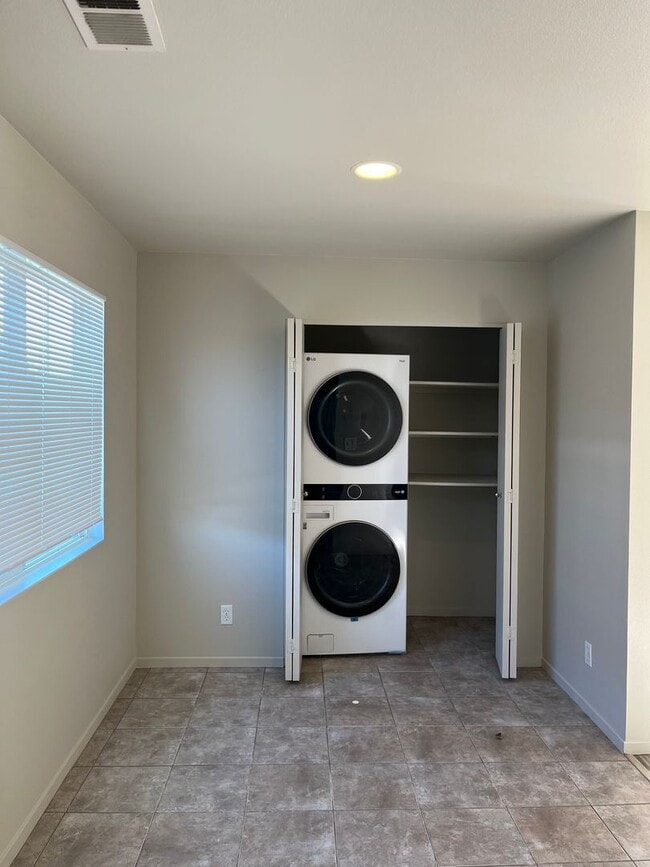 Foto del edificio - Two Bedroom Townhouse Style Apartment with Garage - Northwest Santa Rosa