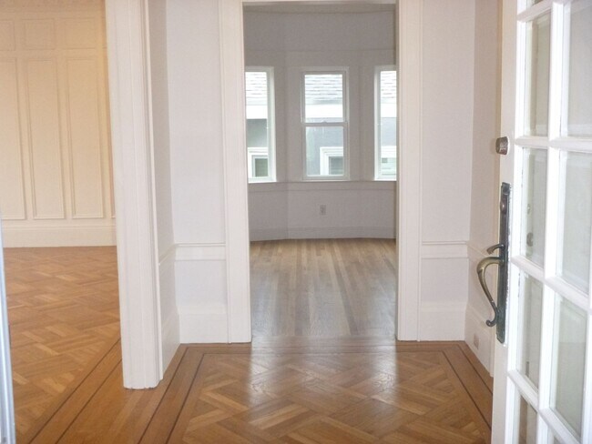 Building Photo - 3 BEDROOM HOUSE WITH UTILTIES INCLUDED IN ...