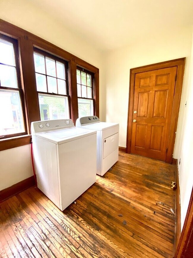 Foto del edificio - ***AVAILABLE AUGUST 2027***5 Bed 2 Bath House 1 block from Kirkwood