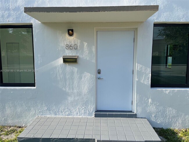 Foto del edificio - 860 NE 124th St