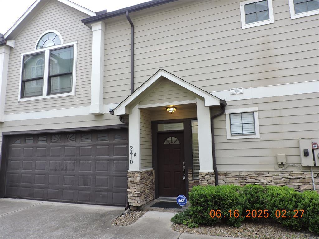 Foto principal - 2410 Calumet St