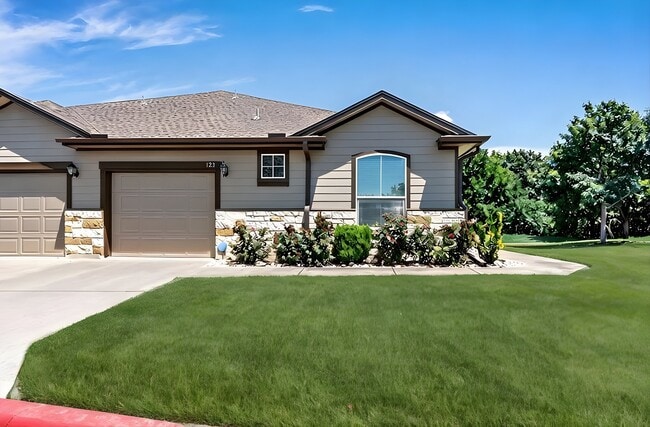 Building Photo - 711 Rolling Oak Dr